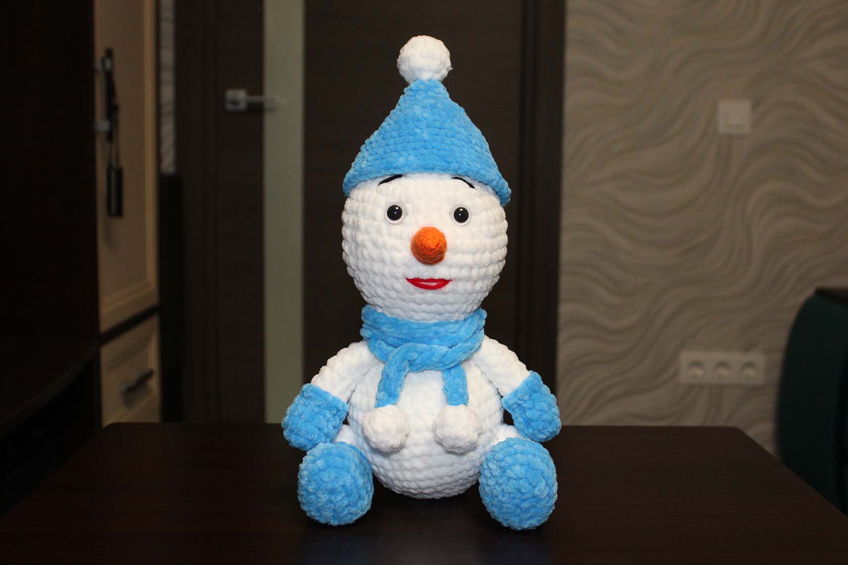 Вязаная игрушка плюшевый снеговик